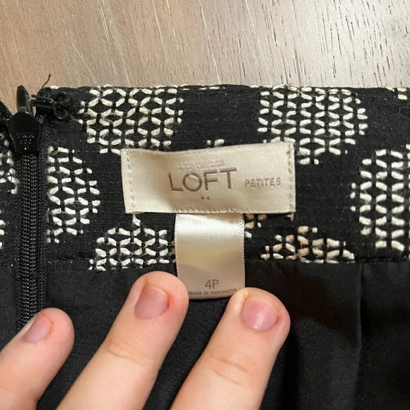 Women’s Loft Skirt Size 4P - Picture 3 of 7